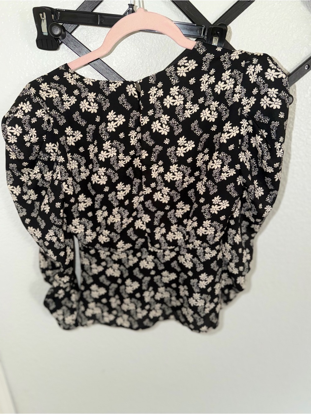 ASTR The Label Black Floral Ruched Peplum Blouse Long Sleeve V-Neck Women’s XS - Picture 4 of 4